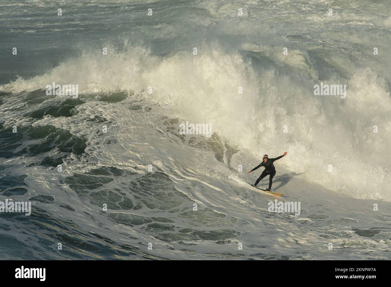 Tow-in Surf oder Big Wave Surf in Praia do Norte, Nazaré, Portugal. Stockfoto