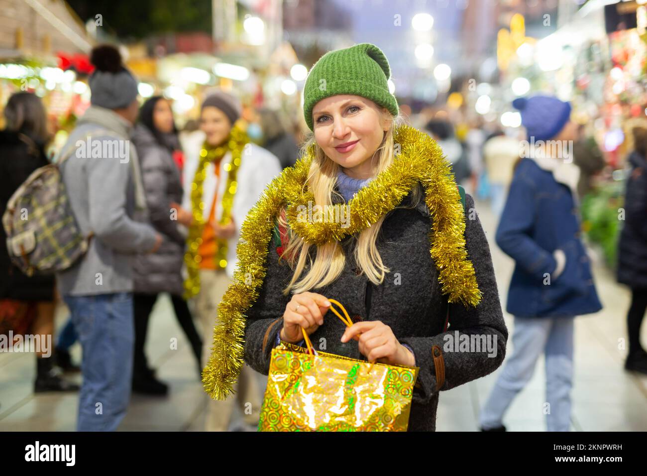 Frau auf dem weihnachtsmarkt Stockfoto