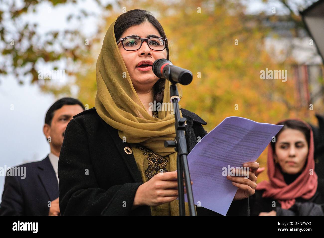 London, Großbritannien. 27.. November 2022. Malala Yousafzai, Friedensnobelpreisträgerin, Menschenrechtsaktivistin und Frauenbildungsprofechterin, spricht auf der Veranstaltung und steht dann solidarisch mit anderen Teilnehmern. Beide Eltern sind ebenfalls anwesend. Der Marsch für Freiheit und Bildung für afghanische Frauen und Mädchen wird von Stand4NRF und März für Frauen organisiert. Es geht vom Hyde Park zur Downing Street, wo mehrere Redner auf die Bühne gehen, um für die Rechte und Freiheiten der afghanischen Frauen zu sprechen. Kredit: Imageplotter/Alamy Live News Stockfoto