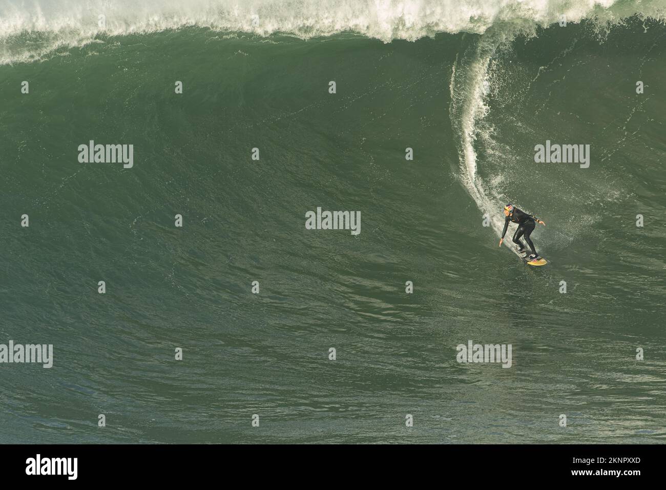 Tow-in Surf oder Big Wave Surf in Praia do Norte, Nazaré, Portugal. Stockfoto