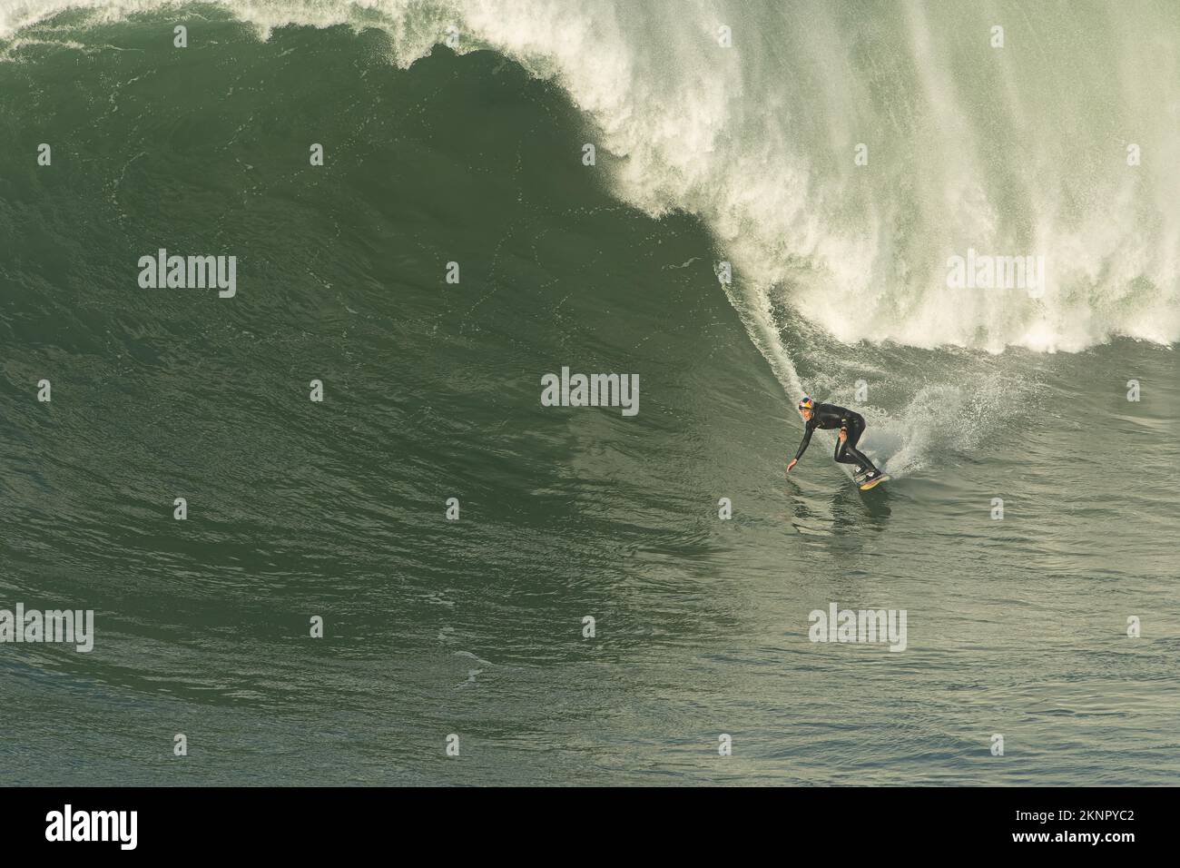 Tow-in Surf oder Big Wave Surf in Praia do Norte, Nazaré, Portugal. Stockfoto