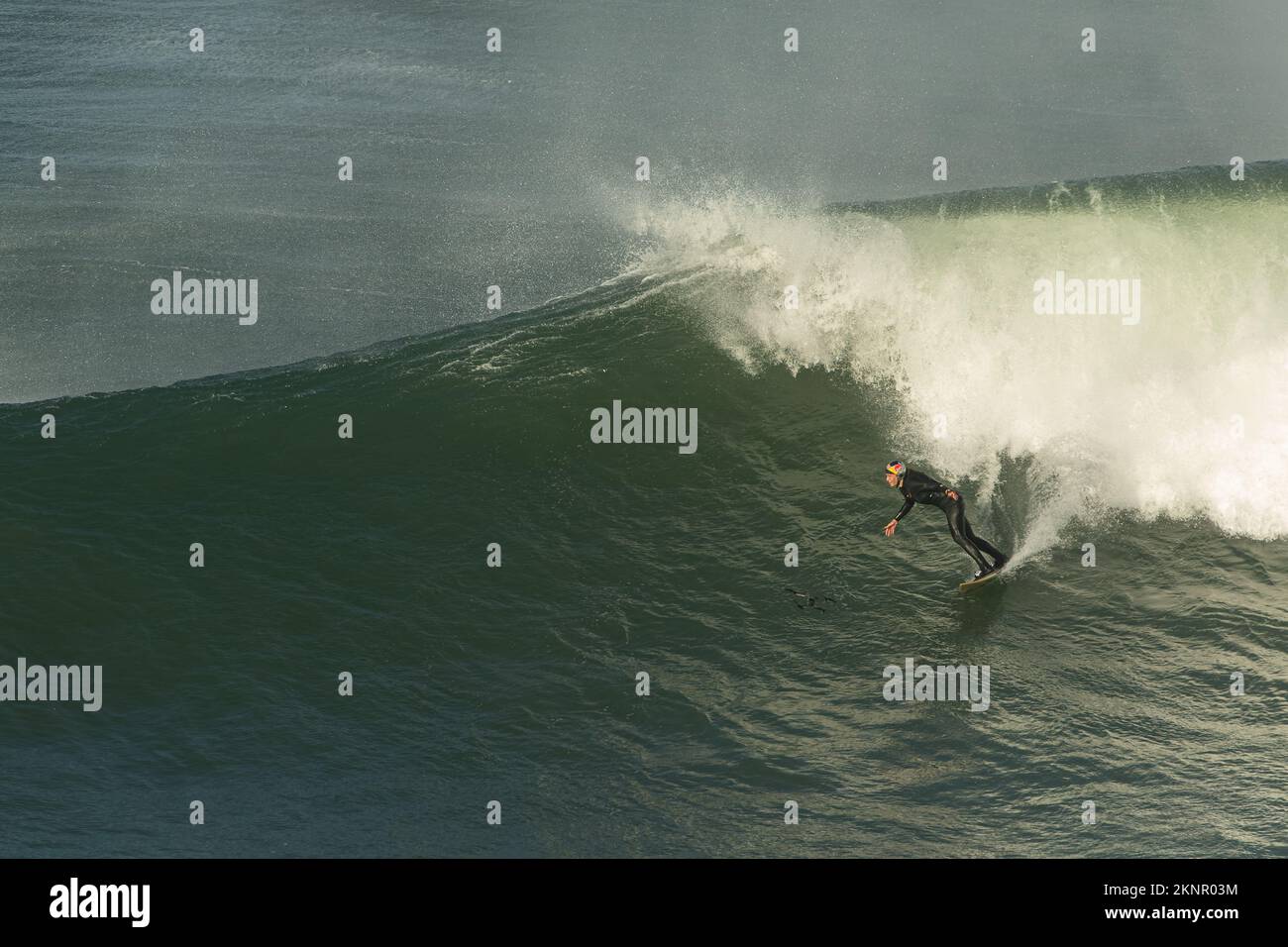 Tow-in Surf oder Big Wave Surf in Praia do Norte, Nazaré, Portugal. Stockfoto