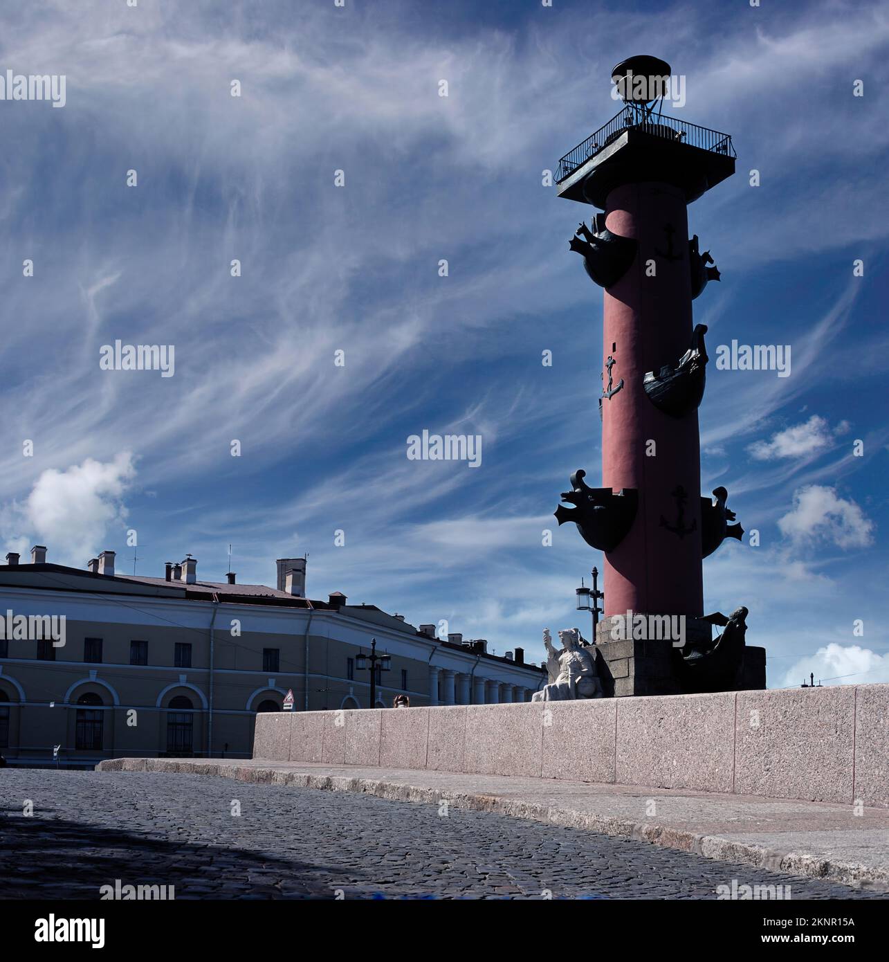 Die zwei RostrateSäulen von St. Petersburg (oder Rostral Columns) sind