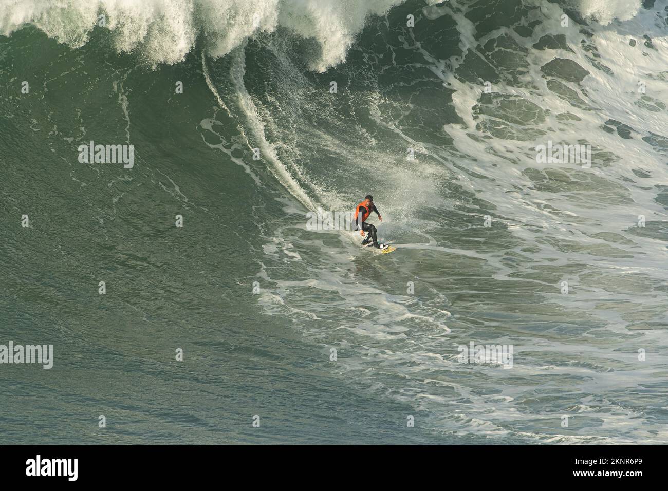 Tow-in Surf oder Big Wave Surf in Praia do Norte, Nazaré, Portugal. Stockfoto