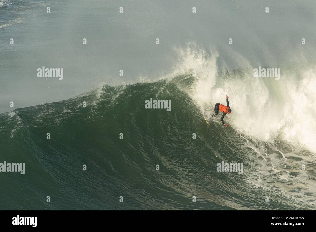 Tow-in Surf oder Big Wave Surf in Praia do Norte, Nazaré, Portugal. Stockfoto