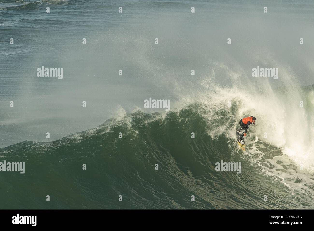 Tow-in Surf oder Big Wave Surf in Praia do Norte, Nazaré, Portugal. Stockfoto