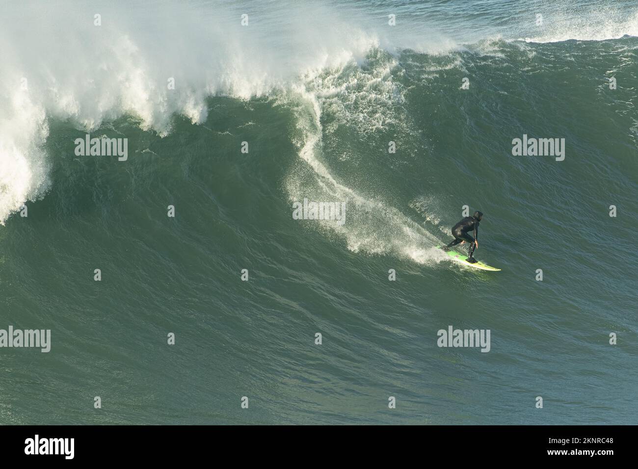 Tow-in Surf oder Big Wave Surf in Praia do Norte, Nazaré, Portugal. Stockfoto