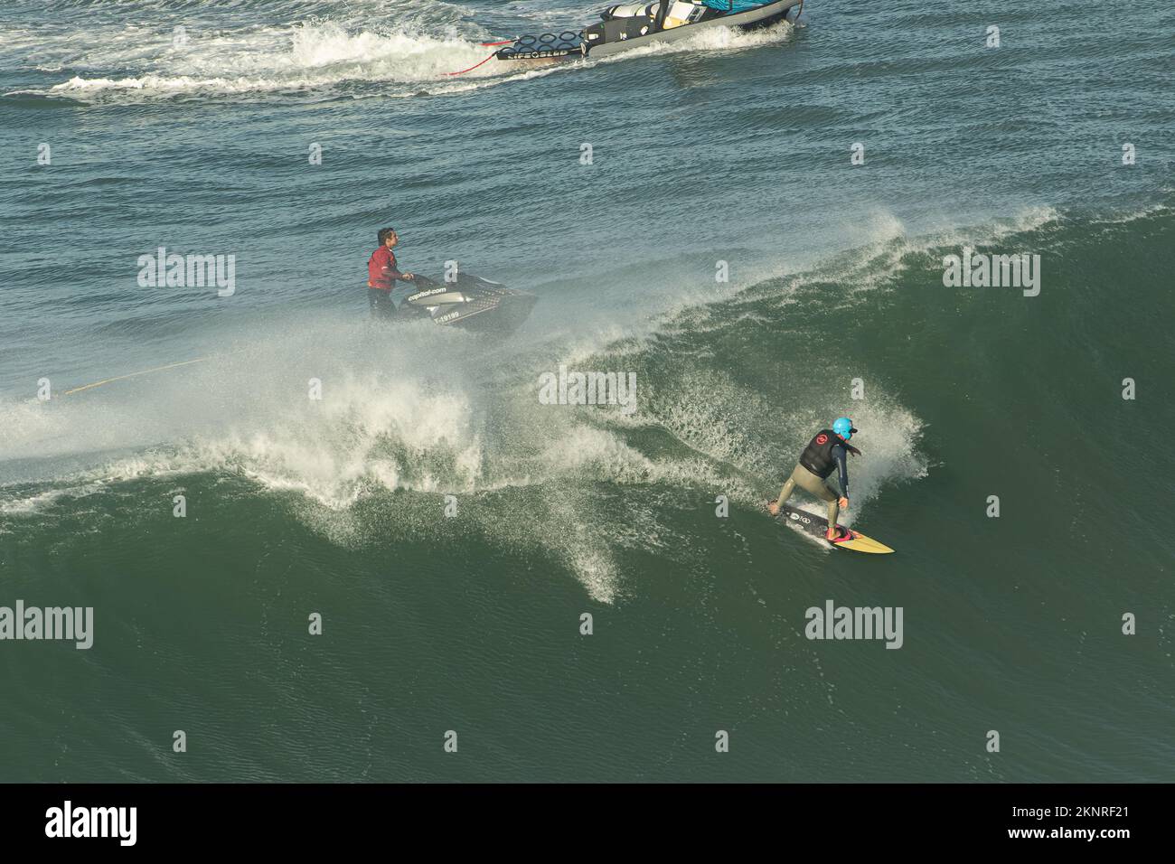 Tow-in Surf oder Big Wave Surf in Praia do Norte, Nazaré, Portugal. Stockfoto