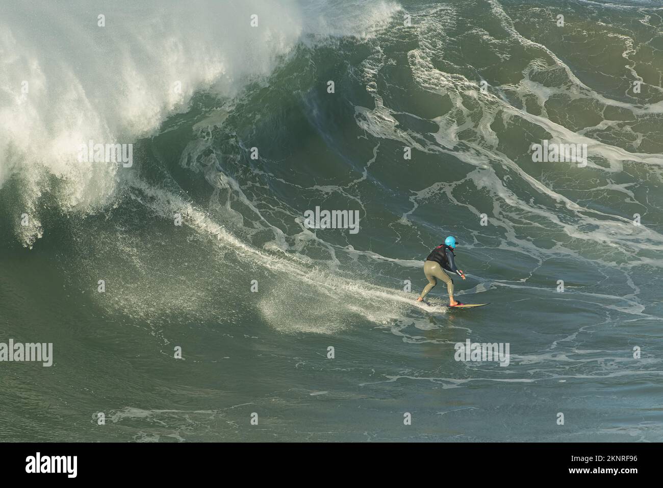 Tow-in Surf oder Big Wave Surf in Praia do Norte, Nazaré, Portugal. Stockfoto