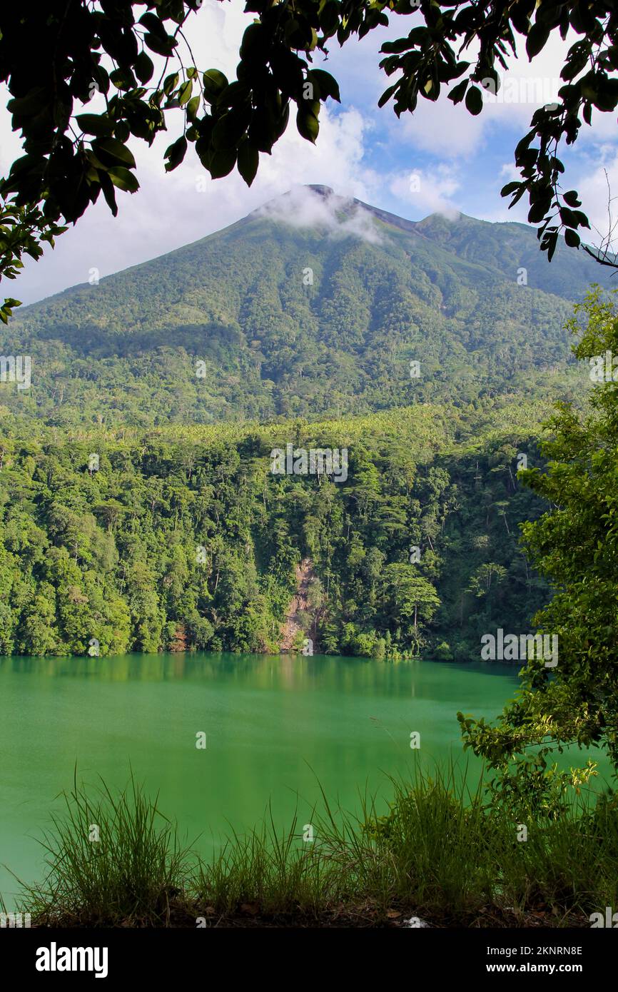 Tolire-See in der Stadt Ternate mit Mount Gamalama im Hintergrund. Stockfoto