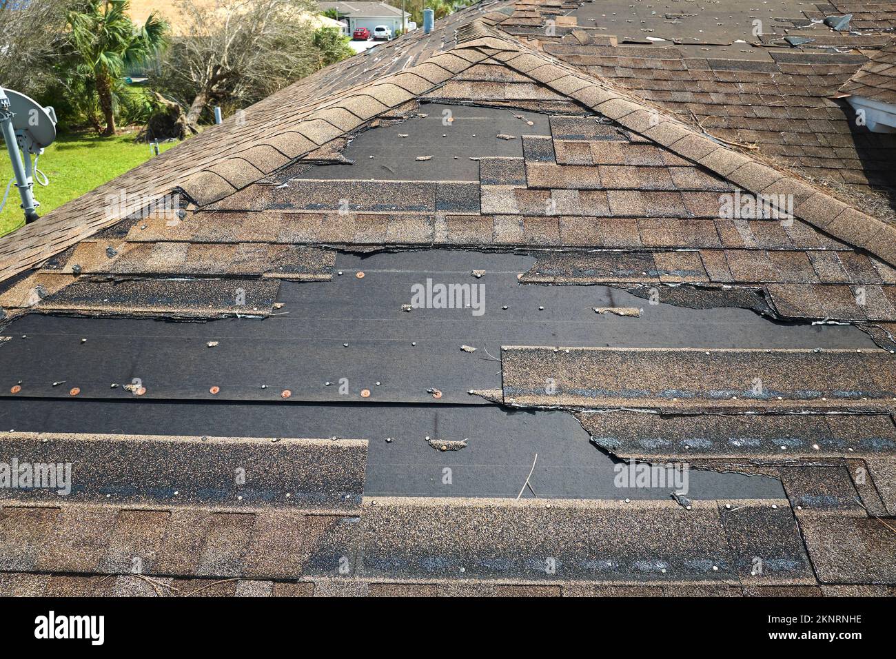 Beschädigtes Hausdach mit fehlenden Schindeln nach Hurrikan Ian in Florida. Folgen einer Naturkatastrophe Stockfoto