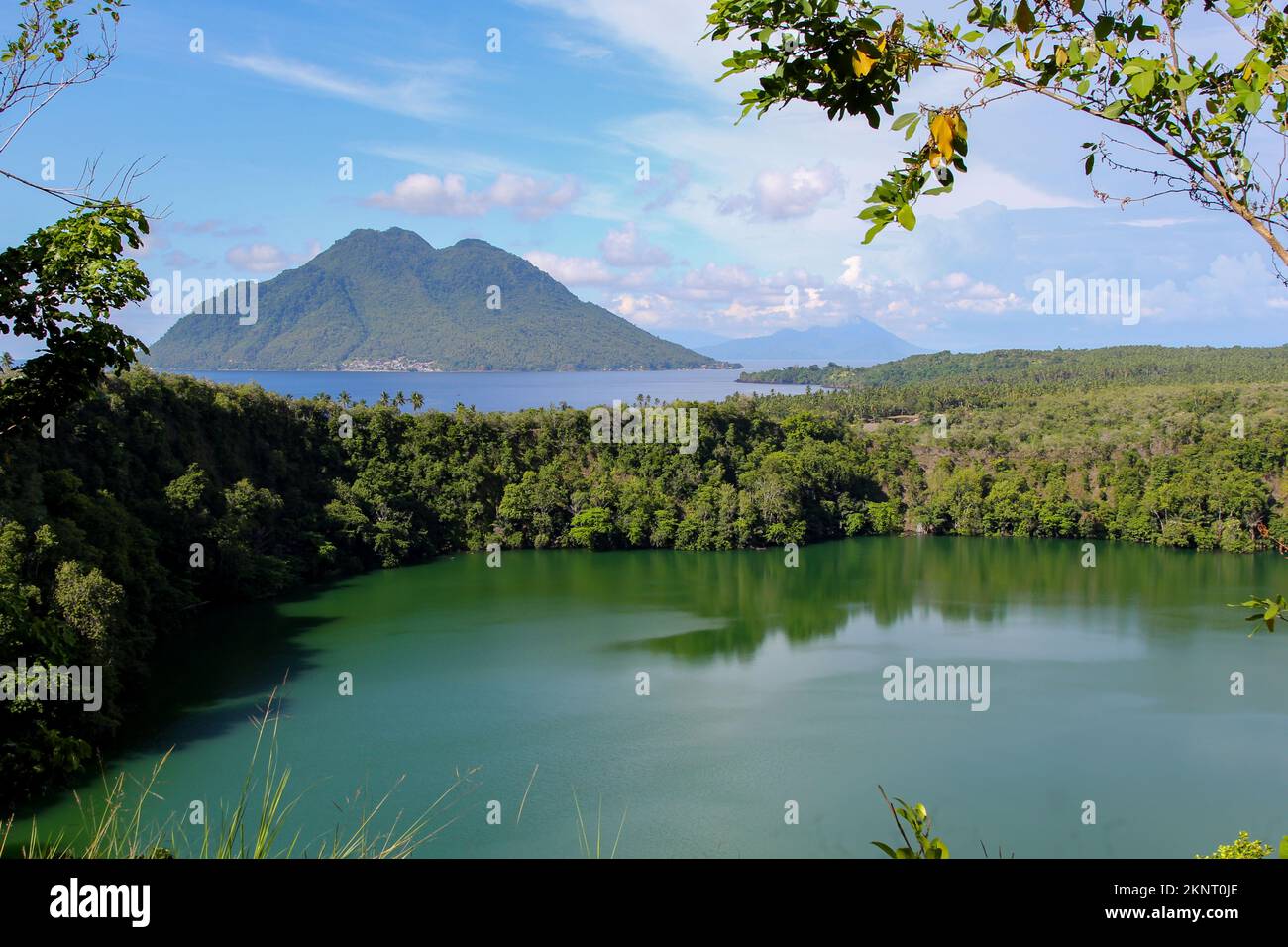 Tolire-See in der Stadt Ternate mit der Insel Hiri im Hintergrund, Nord-Maluku, Indonesien. Stockfoto