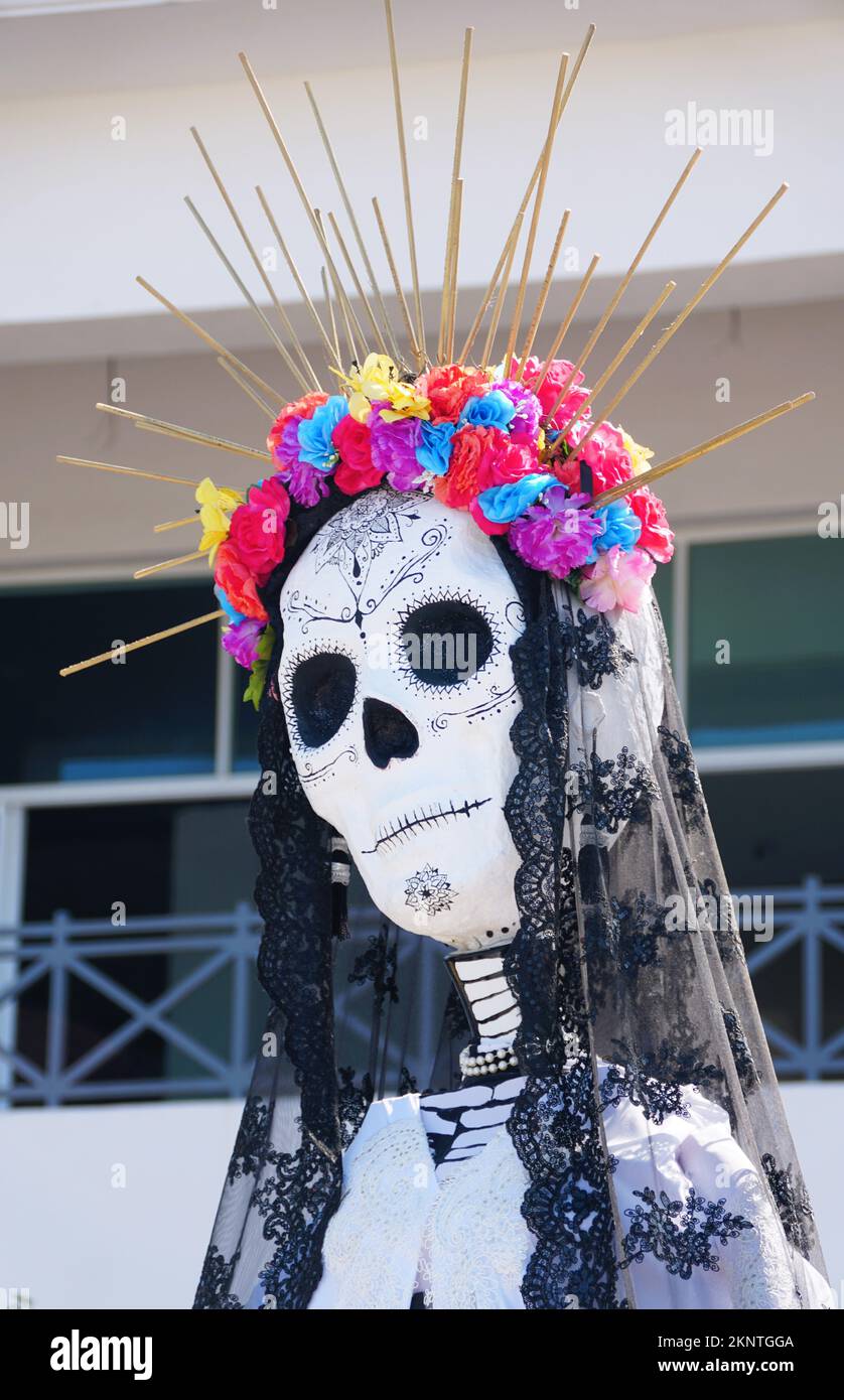 Puerto Vallarta, Mexiko - 9. November 2022 - der Kopf des Schreins mit farbenfrohem Haarstück für den Tag der Toten Stockfoto