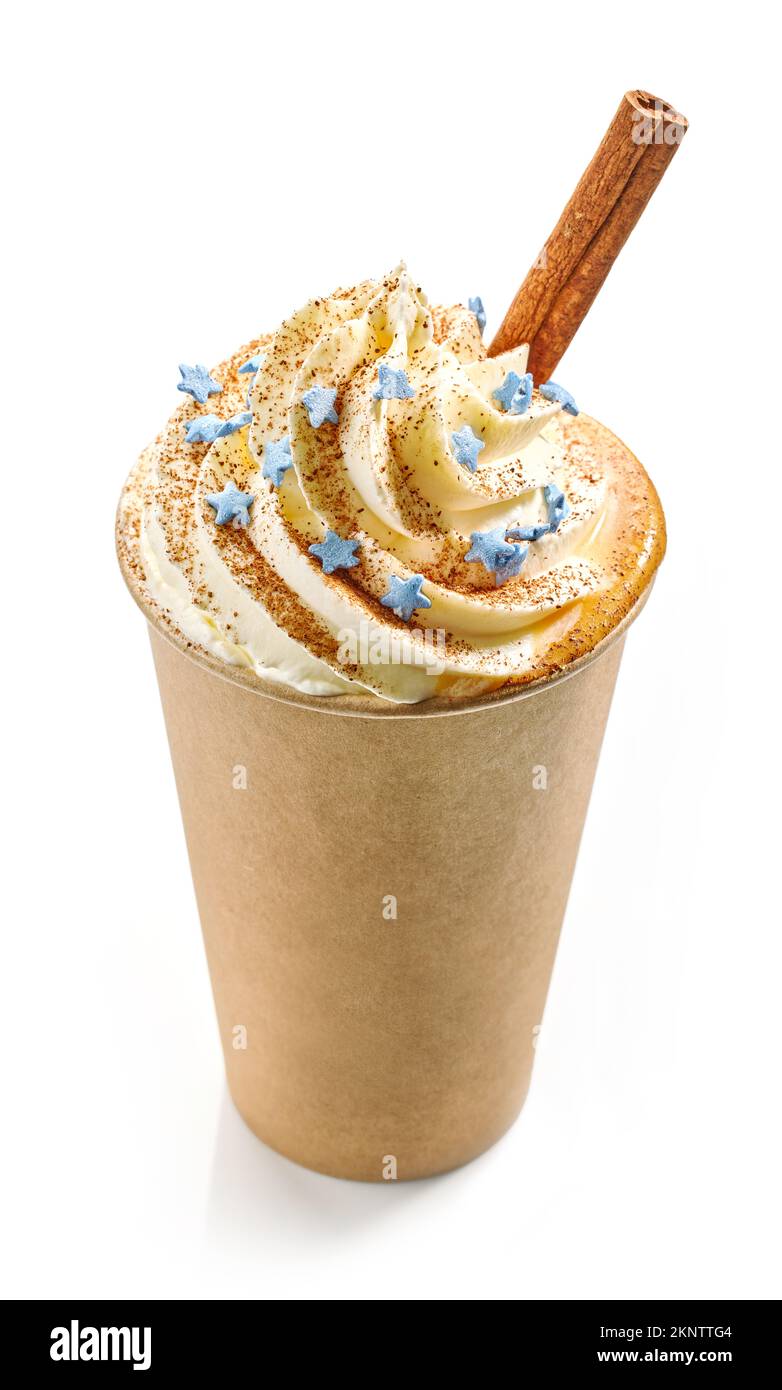 Kürbis-Latte im Take-away-Becher isoliert auf weißem Hintergrund Stockfoto