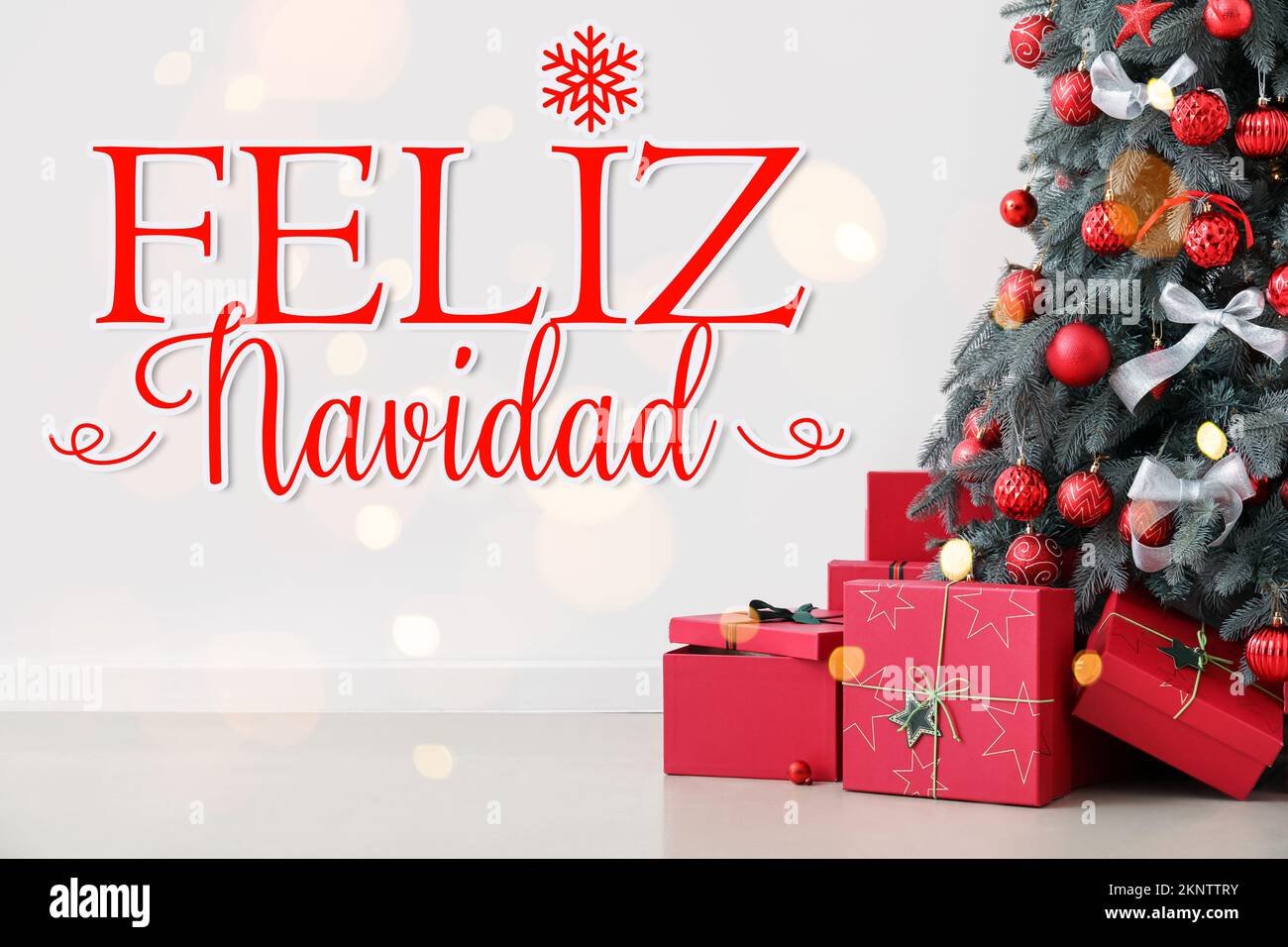 Grußkarte mit dekoriertem Tannenbaum, Geschenken und Text FELIZ NAVIDAD (Spanisch für fröhliche Weihnachten) Stockfoto