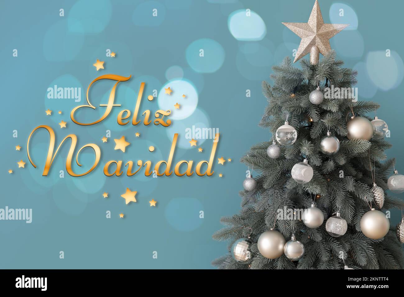 Grußkarte mit dekoriertem Tannenbaum und Text FELIZ NAVIDAD (Spanisch für fröhliche Weihnachten) auf blauem Hintergrund Stockfoto