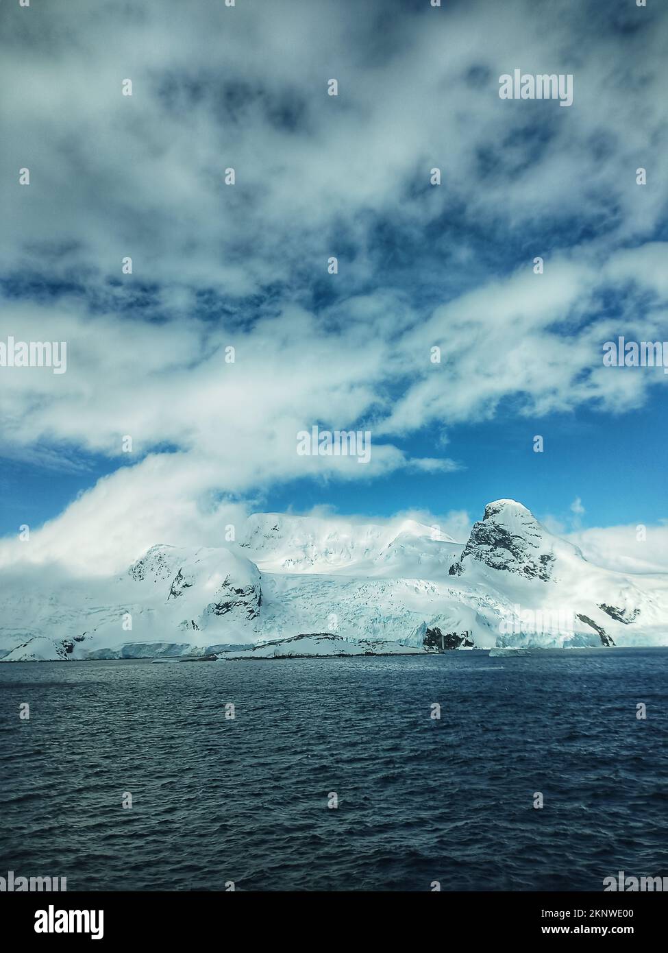cierva-Bucht, antarktis, antarktis, antarktis-Halbinsel, schneebedeckte Berge in der antarktis, antarktis-Kontinent, antarktis-Expeditionsfahrt Stockfoto