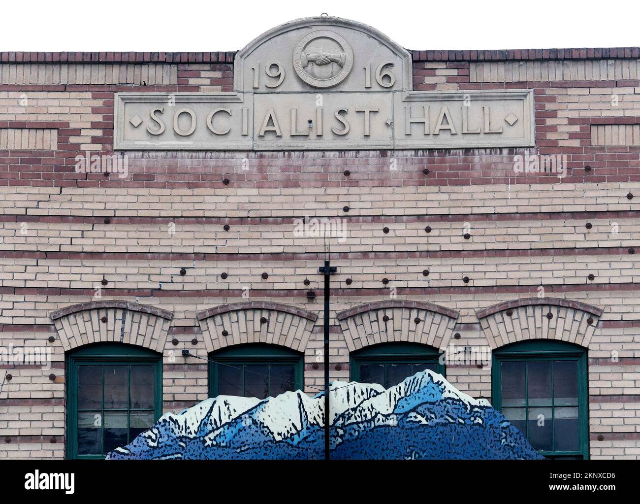 Butte, Montana, USA. 27.. November 2022. Die 1916 erbaute Socialist Hall in Butte, Montana, ist eine der wenigen sozialistischen Hallen, die es in den Vereinigten Staaten gibt. Arbeiter, die in Buttes Industrien gearbeitet haben, vor allem die Anaconda Copper Moning Company, versammelten sich dort, um sich für notwendige Arbeitsreformen zu rüsten und sich hinter ihren gewählten Kandidaten für ein politisches Amt zu versammeln. Schließlich löste der politische Muskel der Kupfermagnaten die Arbeiterbewegung aus, und der Saal wurde nicht mehr genutzt. Das Gebäude beherbergte zuletzt ein Sportgeschäft und einen Pfandleiher, steht jetzt aber zum Verkauf oder zur Vermietung. (Credit IMAG Stockfoto