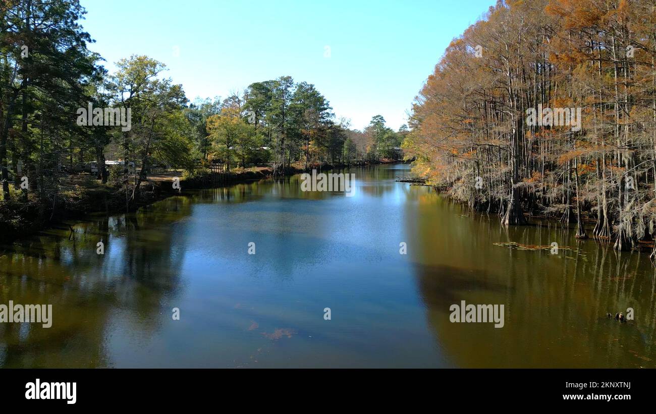 Big Cypress Bayou River im Caddo Lake State Park - CADDO LAKE, USA - 04. NOVEMBER 2022 Stockfoto