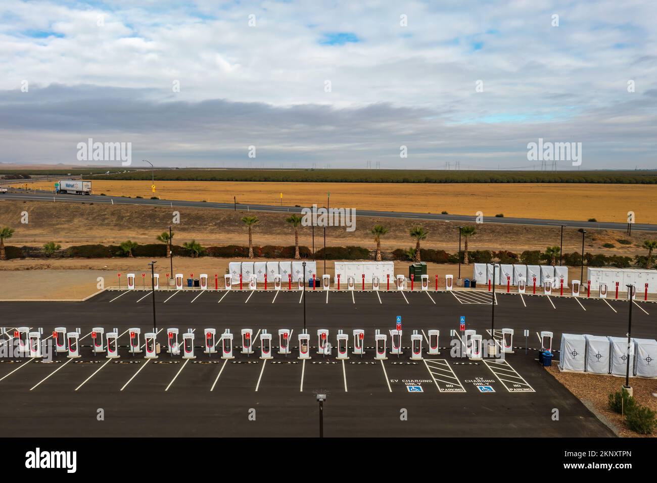 Größte Tesla Supercharger Station der Welt über 100 Ladestände Stockfoto
