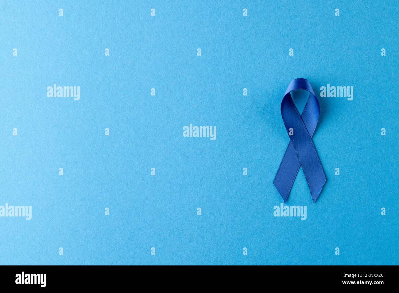 Zusammensetzung des blauen Bands für das Prostatakarzinombewusstsein, auf blauem Hintergrund mit Kopierraum Stockfoto