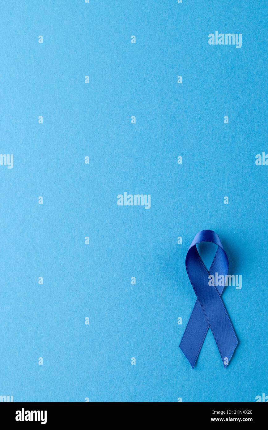 Vertikales blaues Band zur Sensibilisierung für Prostatakrebs, auf blauem Hintergrund mit Kopierbereich Stockfoto