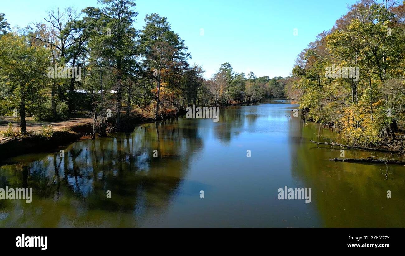 Big Cypress Bayou River im Caddo Lake State Park - CADDO LAKE, USA - 04. NOVEMBER 2022 Stockfoto