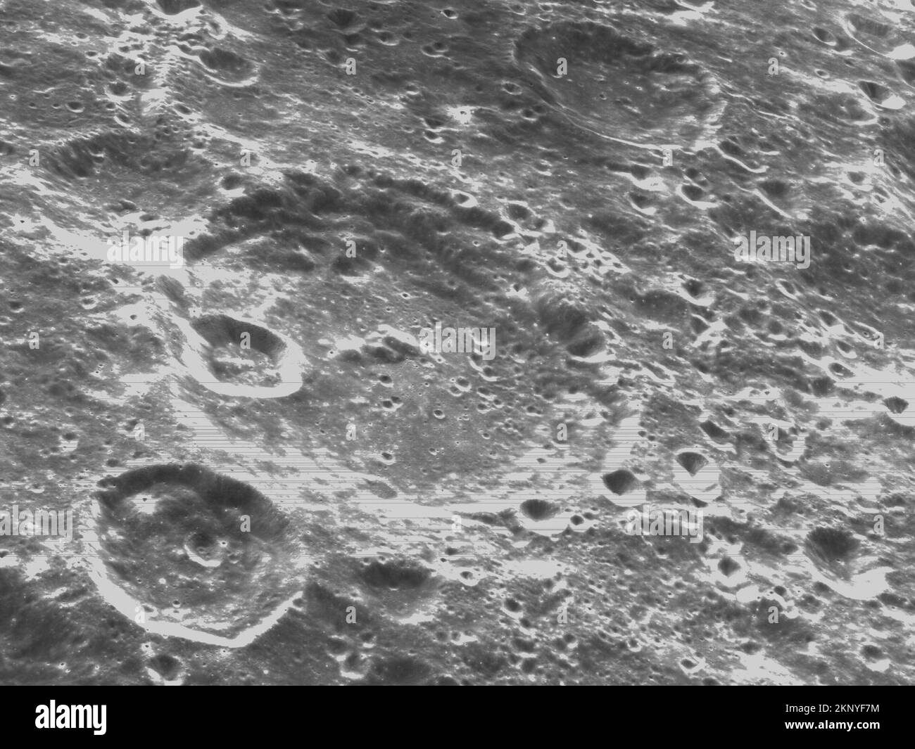 Washington, Usa. 23.. November 2022. Am 21. November 2022, dem 6. Flugtag der Mission Artemis I, nahm Orions optische Navigationskamera Schwarzweißbilder von Kratern auf dem Mond auf. Orion verwendet die optische Navigationskamera, um Bilder der Erde und des Mondes in verschiedenen Phasen und Entfernungen zu erfassen. Dadurch wird eine verbesserte Datenmenge bereitgestellt, um die Wirksamkeit unter verschiedenen Lichtverhältnissen zu zertifizieren und das Raumschiff auf zukünftige Missionen mit der Besatzung auszurichten. NASA/UPI Credit: UPI/Alamy Live News Stockfoto
