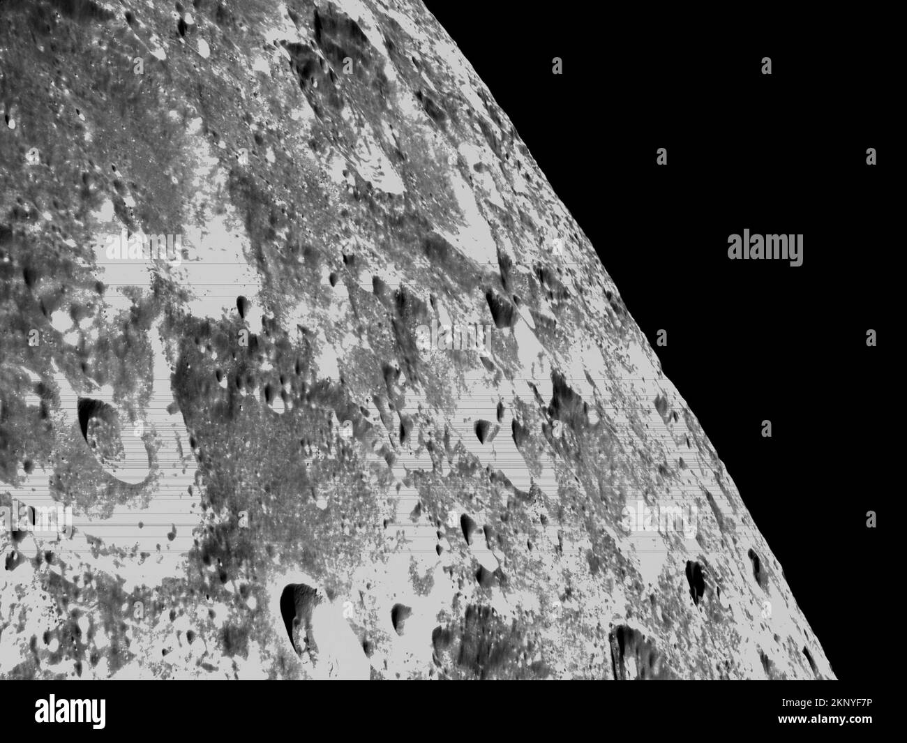 Washington, Usa. 23.. November 2022. Am 21. November 2022, dem 6. Flugtag der Mission Artemis I, nahm Orions optische Navigationskamera Schwarzweißbilder von Kratern auf dem Mond auf. Orion verwendet die optische Navigationskamera, um Bilder der Erde und des Mondes in verschiedenen Phasen und Entfernungen zu erfassen. Dadurch wird eine verbesserte Datenmenge bereitgestellt, um die Wirksamkeit unter verschiedenen Lichtverhältnissen zu zertifizieren und das Raumschiff auf zukünftige Missionen mit der Besatzung auszurichten. NASA/UPI Credit: UPI/Alamy Live News Stockfoto
