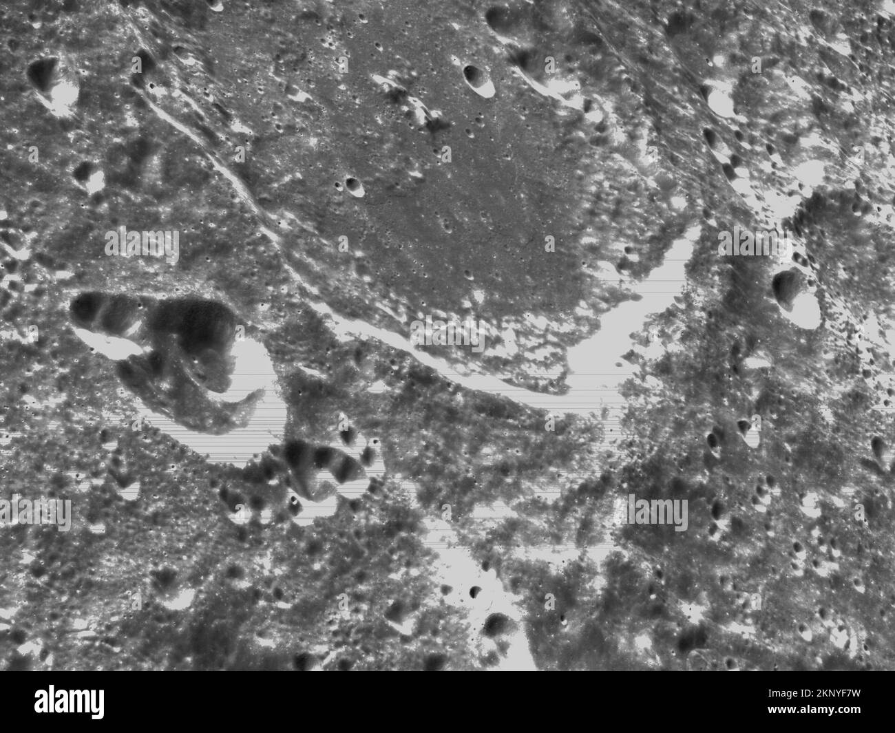 Washington, Usa. 23.. November 2022. Am 21. November 2022, dem 6. Flugtag der Mission Artemis I, nahm Orions optische Navigationskamera Schwarzweißbilder von Kratern auf dem Mond auf. Orion verwendet die optische Navigationskamera, um Bilder der Erde und des Mondes in verschiedenen Phasen und Entfernungen zu erfassen. Dadurch wird eine verbesserte Datenmenge bereitgestellt, um die Wirksamkeit unter verschiedenen Lichtverhältnissen zu zertifizieren und das Raumschiff auf zukünftige Missionen mit der Besatzung auszurichten. NASA/UPI Credit: UPI/Alamy Live News Stockfoto