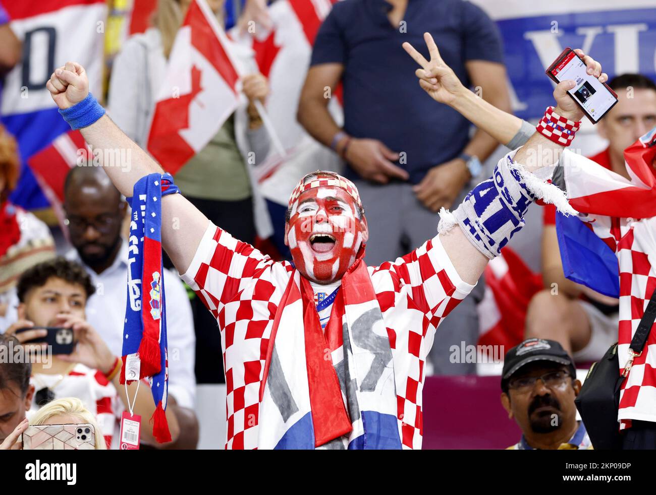 Am 27. November 2022 jubeln kroatische Fans vor einem Fußballspiel der Gruppe F gegen Kanada im Khalifa International Stadium in Doha, Katar, an. (Kyodo)==Kyodo Foto via Credit: Newscom/Alamy Live News Stockfoto