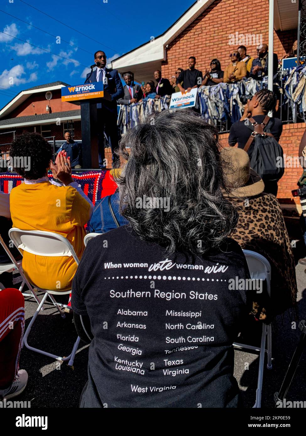 Atlanta, Georgia, USA. 27.. November 2022. Eine Frau bei einer Rallye in Atlanta zur Wiederwahl von Reverend Raphael Warnock trug ein Trikot mit dem Titel „When Women Vote Women Win“, das in listed13 südlichen Bundesstaaten bekannt ist. Sie hört Bürgermeister Andre Dickens Bemerkungen an. (Kreditbild: © Sue Dorfman/ZUMA Press Wire) Kredit: ZUMA Press, Inc./Alamy Live News Stockfoto