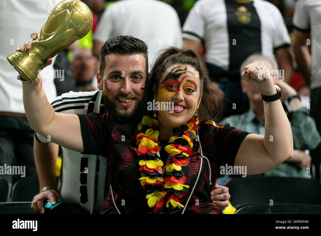 Al-Khor, Katar. 27.. November 2022. DOHA, KATAR - 27. NOVEMBER: Deutsche Anhänger posieren für ein Foto vor dem FIFA-Weltmeisterschaftsspiel Katar 2022 Gruppe E zwischen Spanien und Deutschland im Al Bayt-Stadion am 27. November 2022 in Al Khor, Katar. (Foto: Florencia Tan Jun/PxImages) Kredit: Px Images/Alamy Live News Stockfoto