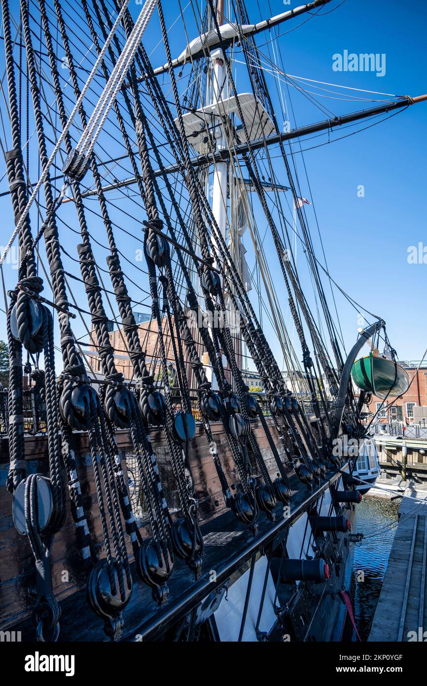 Ein Blick zurück auf das Heck der USS Constitution zeigt den Mizzenmast und die Backbordseite Stockfoto