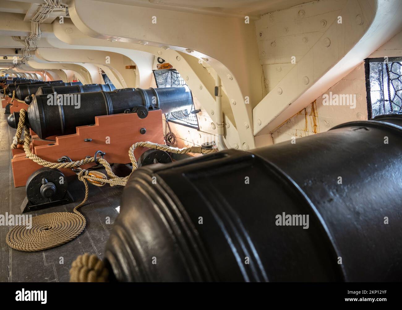 Gewehrdeck auf der USS Constitution mit Blick auf das Heck des Schiffes, mit einer Ausstellung von 24 Pfund Waffen Stockfoto