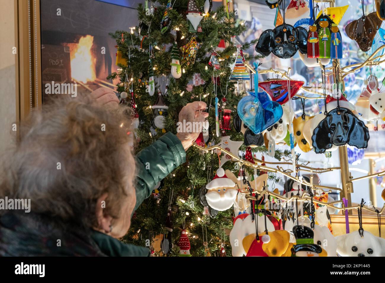 Am 27. November 2022 besuchen Besucher die Weihnachtsmärkte und feiern die Feiertage in New York. Die Märkte sind geöffnet in Oculus, Union Square, Bryant Park und Grand Central Terminal Stockfoto