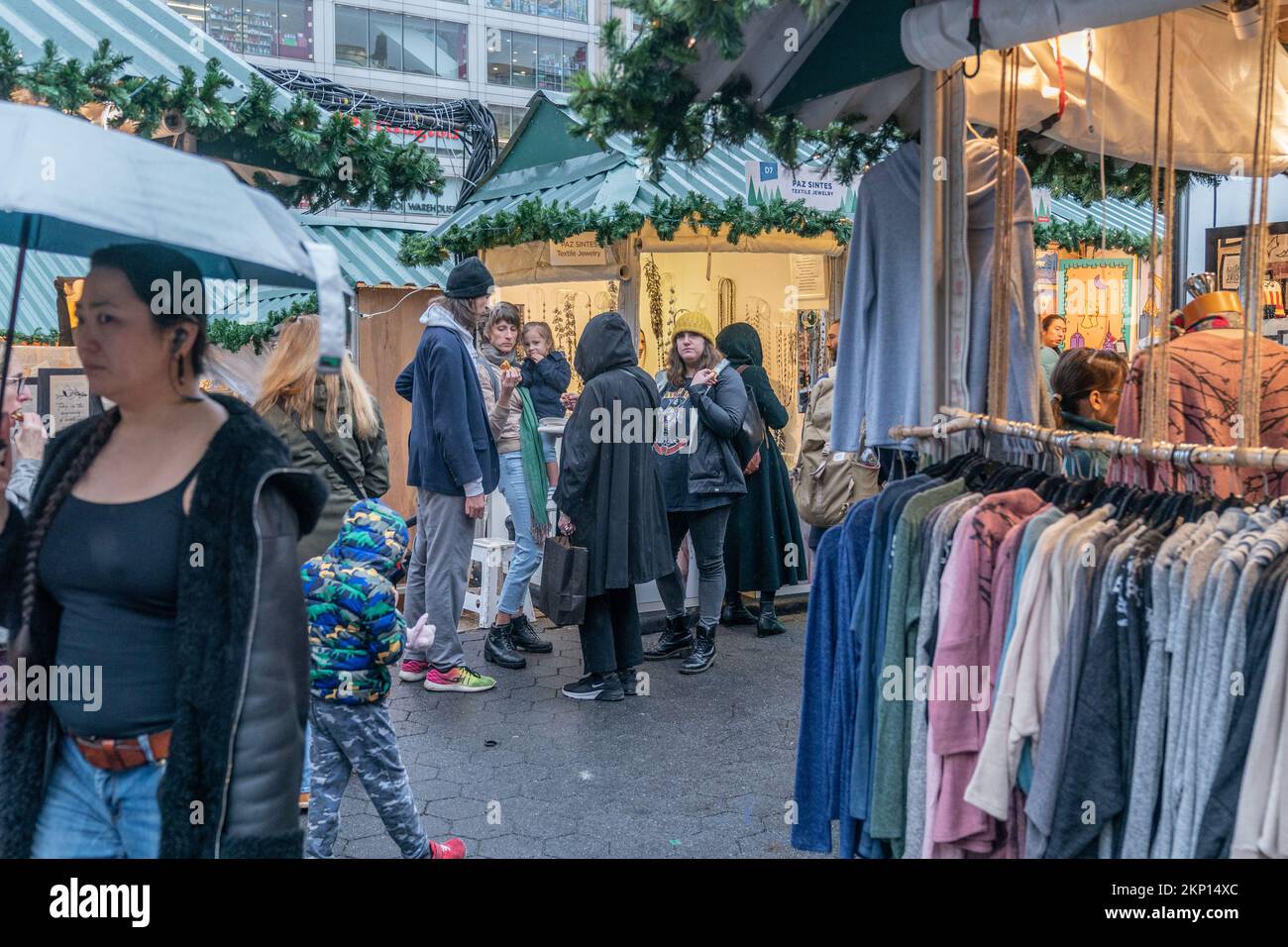 Am 27. November 2022 besuchen Besucher die Weihnachtsmärkte und feiern die Feiertage in New York. Die Märkte sind geöffnet in Oculus, Union Square, Bryant Park und Grand Central Terminal Stockfoto