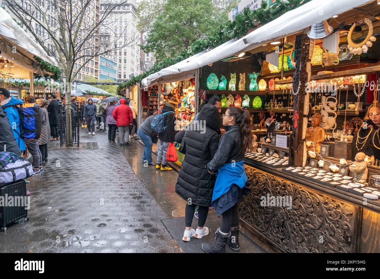 Am 27. November 2022 besuchen Besucher die Weihnachtsmärkte und feiern die Feiertage in New York. Die Märkte sind geöffnet in Oculus, Union Square, Bryant Park und Grand Central Terminal Stockfoto