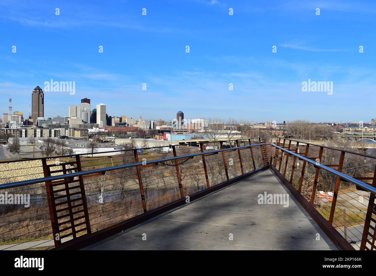 Skyline des Moines vom EMC Overlook am MacRae Park Stockfoto