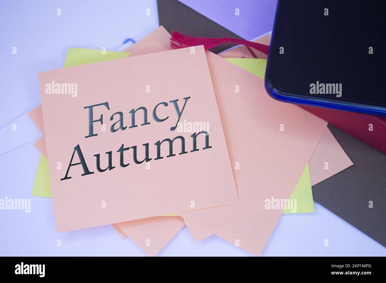 Schicker Herbst. Text auf Haftpapier. Erinnerungsnachricht zu Veranstaltungen und Feiern. Stockfoto Schicker Herbst. Text auf Haftpapier. Erinnerungsnachricht zu Veranstaltungen und Feiern. Stockfoto