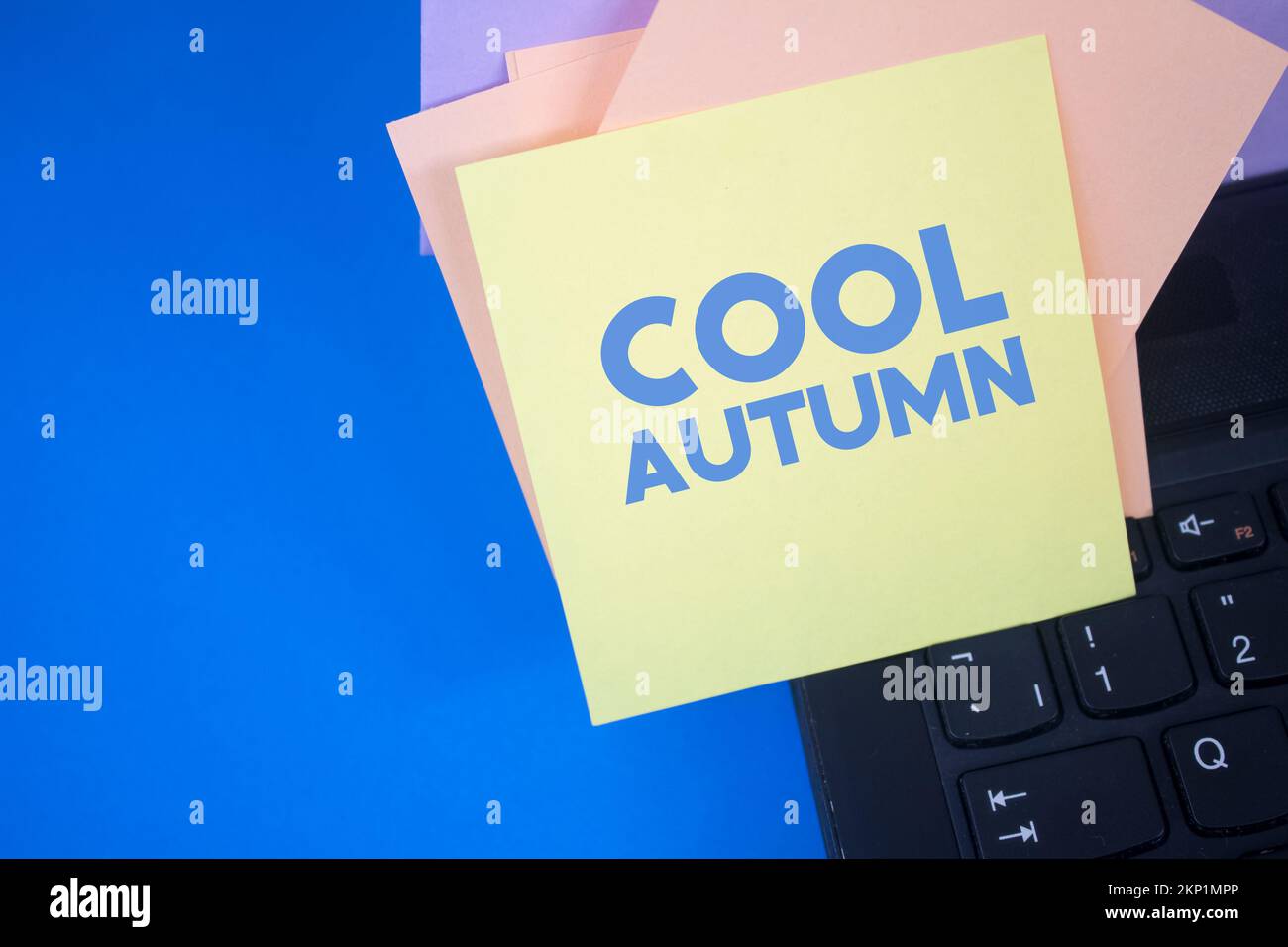 Cooler Herbst. Text auf Haftpapier. Erinnerungsnachricht zu Veranstaltungen und Feiern. Stockfoto Cooler Herbst. Text auf Haftpapier. Erinnerungsnachricht zu Veranstaltungen und Feiern. Stockfoto