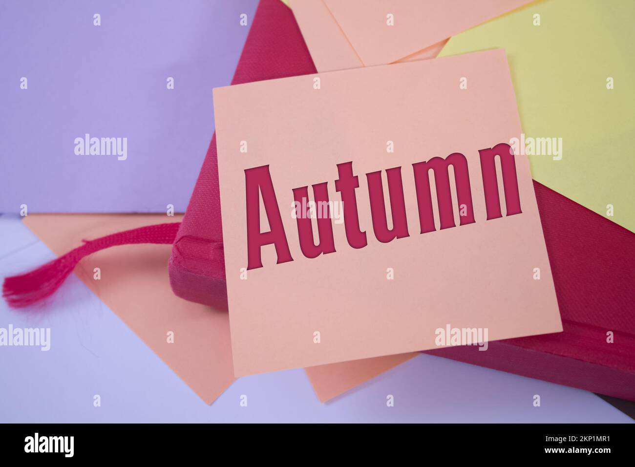 Herbst. Text auf Haftpapier. Erinnerungsnachricht zu Veranstaltungen und Feiern. Stockfoto Herbst. Text auf Haftpapier. Erinnerungsnachricht zu Veranstaltungen und Feiern. Stockfoto