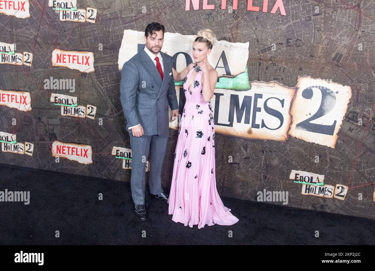 Henry Cavill und Millie Bobby Brown nehmen am 27. Oktober 2022 an der Premiere von Enola Holmes 2 von Netflix im Paris Theater in New York Teil Stockfoto
