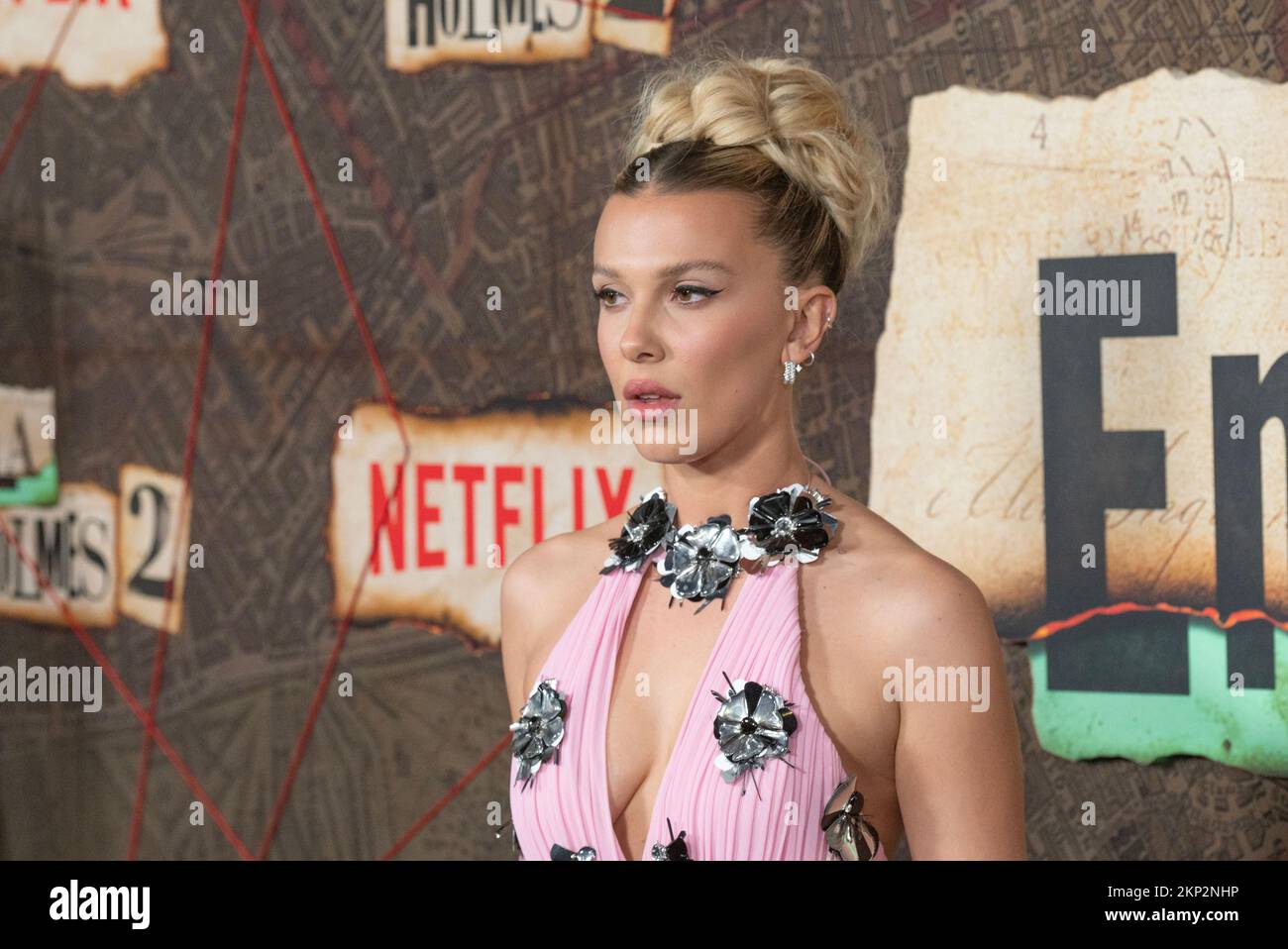 Millie Bobby Brown trägt das Kleid von Louis Vuitton und nimmt am 27. Oktober 2022 an der Premiere von Enola Holmes 2 von Netflix im Paris Theater in New York Teil Stockfoto