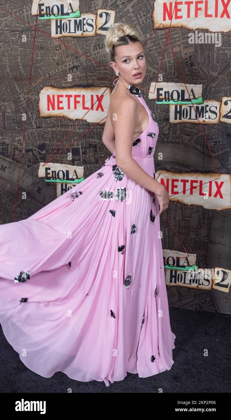 Millie Bobby Brown trägt das Kleid von Louis Vuitton und nimmt am 27. Oktober 2022 an der Premiere von Enola Holmes 2 von Netflix im Paris Theater in New York Teil Stockfoto