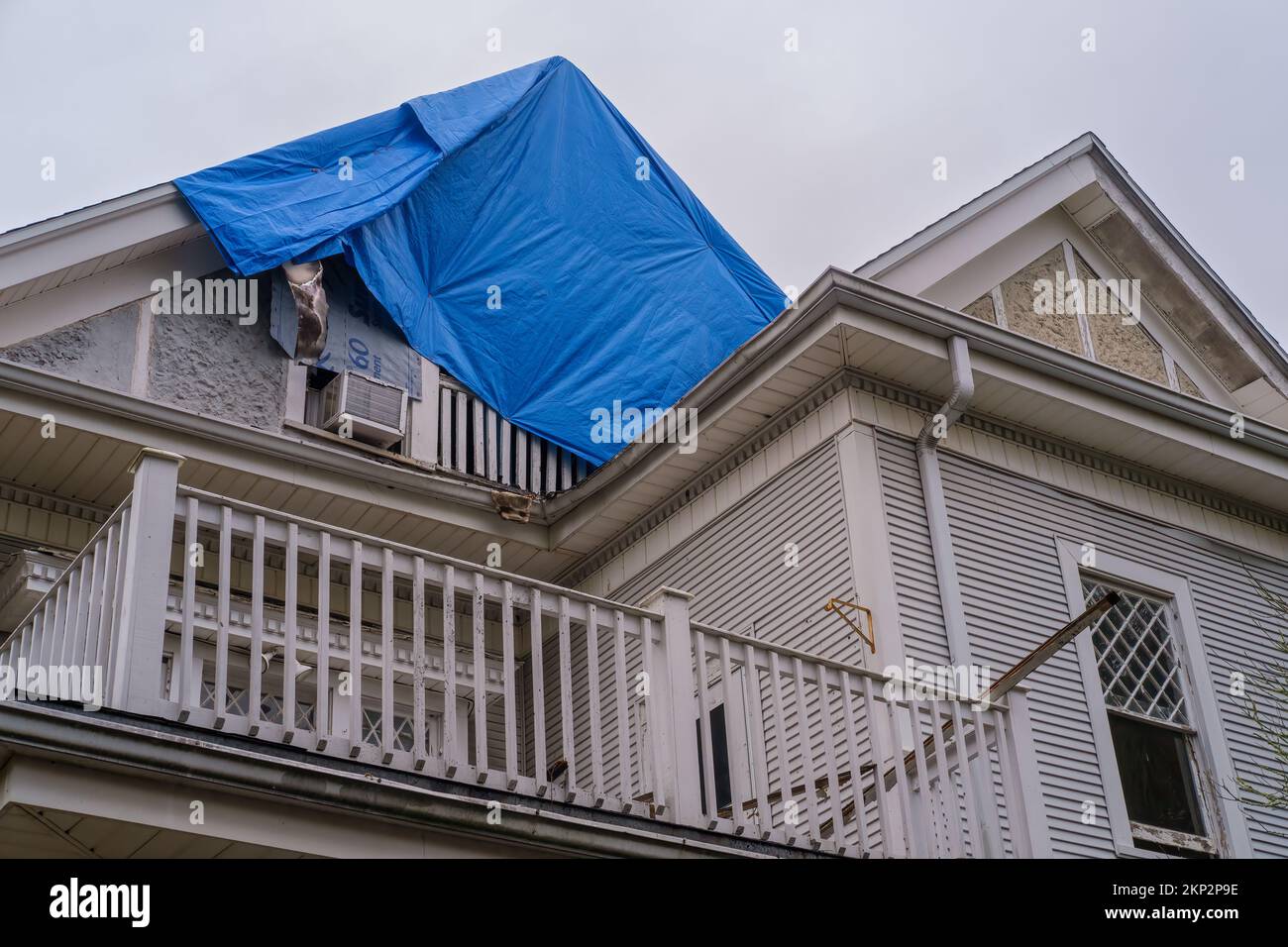 NEW ORLEANS, LA, USA - 21. NOVEMBER 2022: Dach nach einem Hausbrand mit einer blauen Plane geschützt Stockfoto