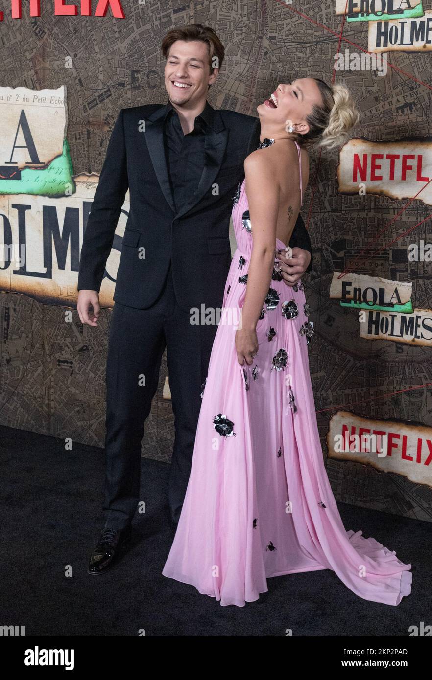 Jake Bongiovi und Millie Bobby Brown in Kleid von Louis Vuitton nehmen am 27. Oktober 2022 an der Premiere von Enola Holmes 2 von Netflix im Paris Theater in New York Teil Stockfoto