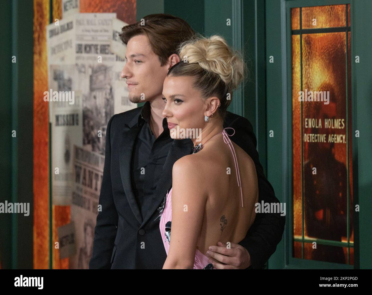 Jake Bongiovi und Millie Bobby Brown in Kleid von Louis Vuitton nehmen am 27. Oktober 2022 an der Premiere von Enola Holmes 2 von Netflix im Paris Theater in New York Teil Stockfoto