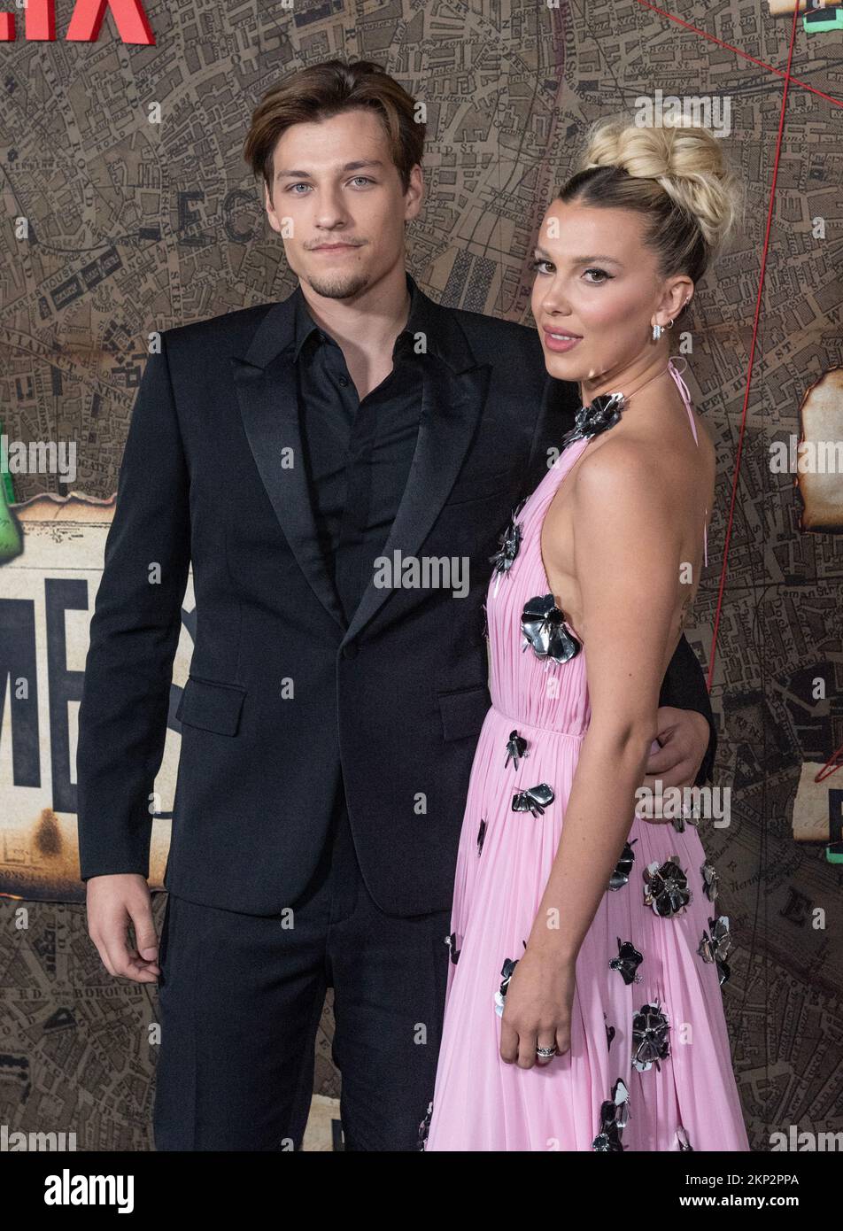 Jake Bongiovi und Millie Bobby Brown in Kleid von Louis Vuitton nehmen am 27. Oktober 2022 an der Premiere von Enola Holmes 2 von Netflix im Paris Theater in New York Teil Stockfoto