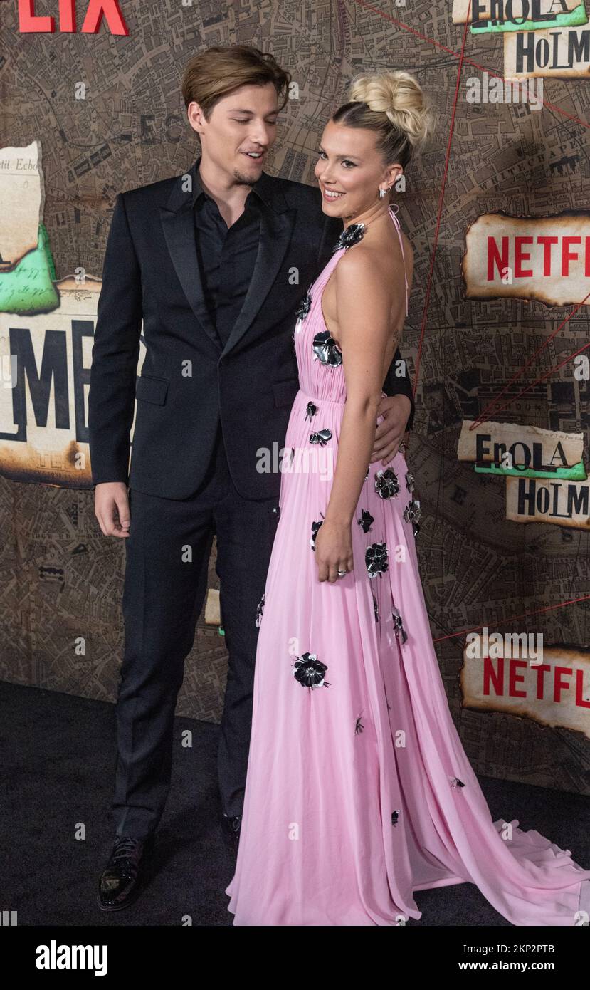 Jake Bongiovi und Millie Bobby Brown in Kleid von Louis Vuitton nehmen am 27. Oktober 2022 an der Premiere von Enola Holmes 2 von Netflix im Paris Theater in New York Teil Stockfoto